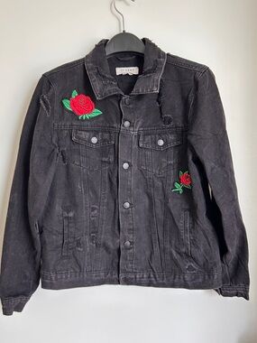 CI SONO DISTRESSED BLACK DENIM JACKET WITH ROSE PATCHES